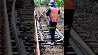 Proses pergerakan wesel elektrik keretaapiindonesia keretaapi railway reaction [upl. by Raseda552]