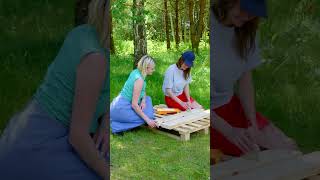 Meiden bouwen een houten pergola met slechts een paar gereedschappen [upl. by Trebleda]