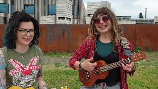 Angie´s Ukulele Lessons  Auf dem Donnerbalken Klopapier [upl. by Hallerson]