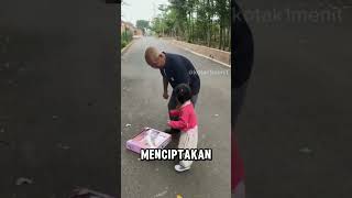 seorang anak perempuan menunggu kakek di persimpangan jalan [upl. by Liek99]