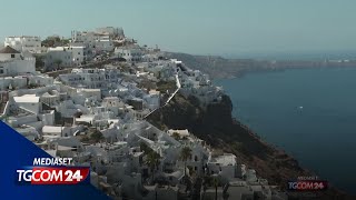 Overtourism Grecia la tassa di 20 euro sui passeggeri delle crociere per Santorini e Mykonos [upl. by Hillinck]