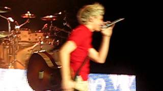 Zayn Malik singing I Gotta Feeling amp Niall Horan singing Stereo Hearts  1D Concert [upl. by Nirrep359]