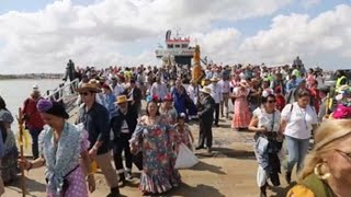 Miles de peregrinos participan un año más en la romería de El Rocío [upl. by Mulry]