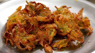 कुरकुरीत कांदा भजी  Crispy Kanda Bhaji  Onion Pakoda  Maharashtrian Recipes [upl. by Yoj181]