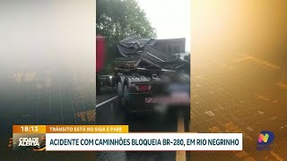 Acidente entre caminhões bloqueia BR280 em Rio Negrinho trânsito no siga e pare [upl. by Letsyrhc370]