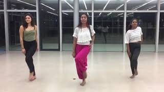 Cours de danse indienne bollywood à paris Tu cheez badi  simple steps [upl. by Anairad]