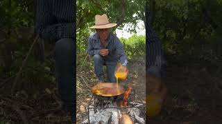 ¡Cómo preparar huevos con chorizo en el campo campo chorizo huevo [upl. by Yatnohs534]