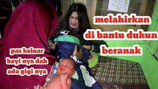 melahirkan di bantu dukun beranak baru lahir udah ada gigi nya [upl. by Eimmaj]