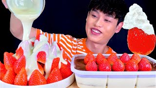 ASMR 새콤달콤 산더미 왕딸기와 딸기티라미수파티팩 연유 부어 생크림 찍어 먹방 Strawberry With Whipped Cream Tiramisu Box MuKBang [upl. by Aralomo]