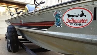 1990 Bass Tracker Pro 17 with 40HP Johnson My quotCAT TRACKERquot catfish boat tour [upl. by Nowad]