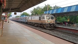 13137 Kolkata  Azamgarh Weekly Superfast Express [upl. by Villiers]