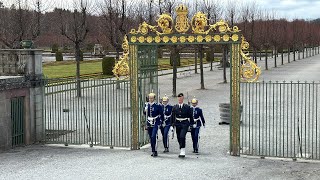 20240410 Drottningholms Slott vaktavlösning Livgardet Livbat  K4 Arvidsjaur [upl. by Nayr]