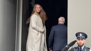 Eerste blik op Amalia Prinses komt aan bij Paleis op de Dam voor staatsbanket [upl. by Zea]