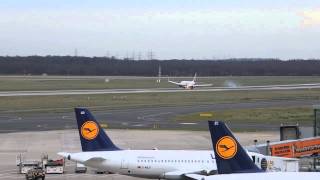 Flughafen Düsseldorf Anreise mit Bahn und Skytrain [upl. by Enitsyrk417]