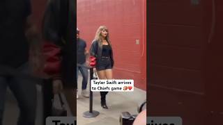 TaylorSwift arrives in allblack look for Chiefs game 🖤🏈 🎥 jaredkoller [upl. by Koller]