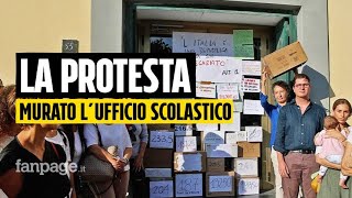 Insegnanti protestano quotmurandoquot lufficio scolastico a Napoli quotBasta nuovi concorsi siamo precariquot [upl. by Nosnaj]