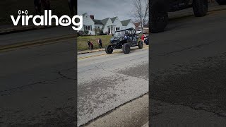 Grinch Leads Police on Chase Through West Virginia Neighborhood  ViralHog [upl. by Attenal]