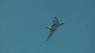 Vulcan Bomber Howls into a near vertical climb on full power and rolls upside down [upl. by Retnyw]