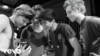 5 Seconds of Summer  She Looks So Perfect Live VEVO LIFT [upl. by Itirahc663]