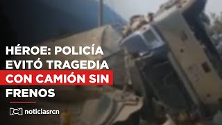 Todo un héroe policía evitó tragedia con camión sin frenos y le abrió paso en la vía [upl. by Hulbard307]