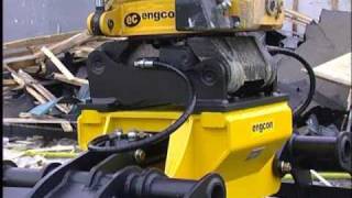 engcon ECOil quick hitch with automatic hydraulic couplings [upl. by Nahtiek]