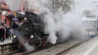 Ausfahrt Bayerische Oberlandbahn in Holzkirchen neben alter Dampflok [upl. by Nnaarual]