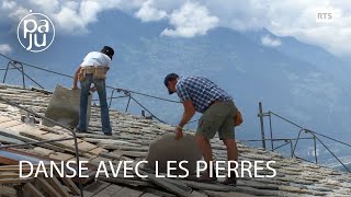 Flavia et Thierry perpétuent le métier de couvreur de toits en pierres [upl. by Hennessey440]