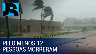 Ciclone provoca destruição e mortes no leste da Índia e em Bangladesh [upl. by Woodall]