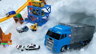 Diecast Cars Stuck in Snow Cars Drive Down on a Slide amp more car stories【Kumas Bear Kids】 [upl. by Foster]