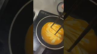 Neat scrambled egg technique yummy 😋 foodlovers foodie scrambledeggrecipe [upl. by Dettmer]