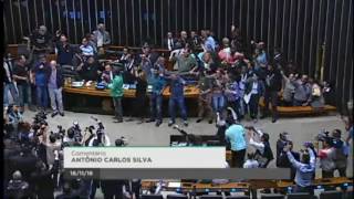 Momento em que manifestantes invadem o plenário da Câmara dos Deputados [upl. by How]