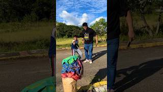 Este chico encontró un helado gigante [upl. by Enileuqcaj]