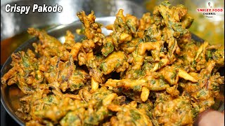 आलू पालक और पियाज़ के कुरकुरे पकोड़े Aloo Palak ke Crispy Pakode  Pakoda Recipe in Hindi  StreetFood [upl. by Alveta]