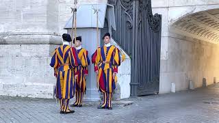 Cambio della guardia guardie svizzere pontificie [upl. by Llerrej340]