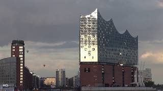 Elbphilharmonie  Abendstimmung an den Landungsbrücken  Hamburg 2018 [upl. by Dicks912]