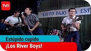 La presentación de los River Boys  Estúpido cupido  T1E6 [upl. by Oibaf]