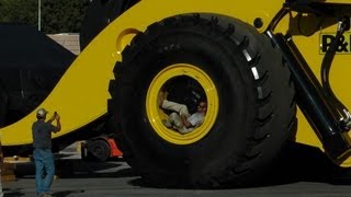 Biggest wheel loader in the world 70 yard super high lift LeTourneau L2350 [upl. by Yellek]