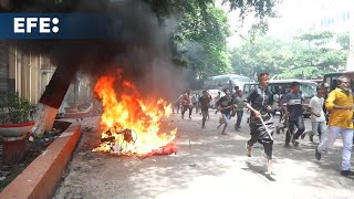 Confrontos entre manifestantes causa ao menos 34 mortes em Bangladesh [upl. by Berliner]