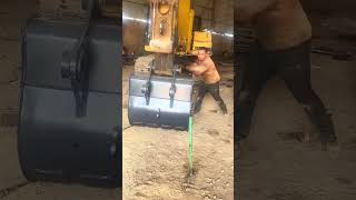 Locking pin installation process for replacing the bucket of the excavator [upl. by Ettenahc643]