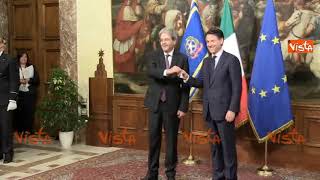 Conte e Gentiloni si scambiano la campanella di Palazzo Chigi [upl. by Ecinereb]