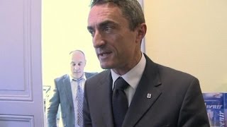 Marseille le maire frontiste du 7e secteur Stéphane Ravier sinstalle  0304 [upl. by Morena404]