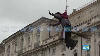 Epifania a Roma si rinnova la tradizione della befana a piazza Navona bambini con il naso allinsù [upl. by Jameson533]