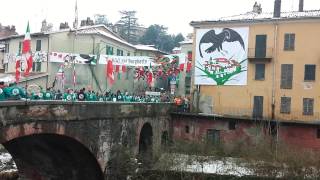 Storico carnevale di Ivrea 2015 lancio delle arance nel Borghetto [upl. by Eyak656]