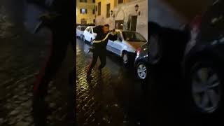 VIDEOCHOC CARABINIERE AGGREDITO A ROMA [upl. by Carlotta]