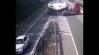 Un camion fa inversione di marcia in autostrada [upl. by Ailen]