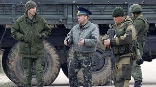 Tenso encuentro entre pilotos ucranianos y las fuerzas que han tomado la base aérea de Belbek [upl. by Narag362]