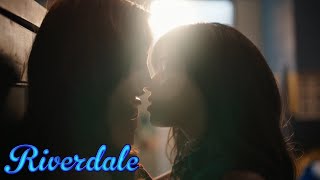 Riverdale  7x06  Cheryl y Toni se besan [upl. by Amero]