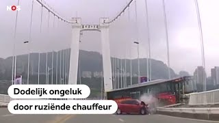 BUSONGELUK Dodelijk ongeluk China na slaande ruzie met chauffeur [upl. by Warms]