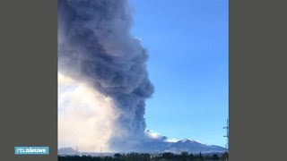 Grote aswolken na plotselinge uitbarsting vulkaan Etna  RTL NIEUWS [upl. by Alpers]