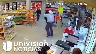 Un mexicano frustró un robo con pistola lanzándose sobre el ladrón y forcejeando con él [upl. by Sivrep]